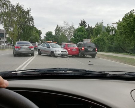 Верижно ПТП в столицата. Нарушителят - кола със спецрежим на движение