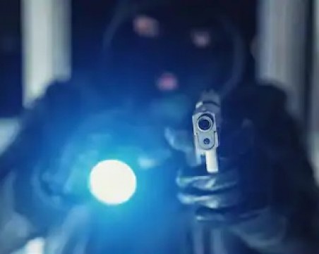 Влизат нощем вкъщи, с оръжие, плашат… Ти скачаш, стреляш – неизбежна самоотбрана е!