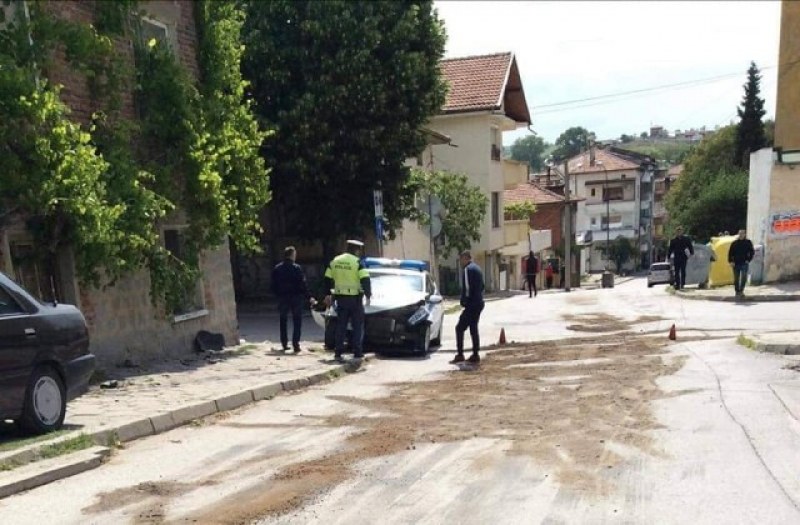 Мерцедес отнесе патрулка в Сандански, двама полицаи пострадаха
