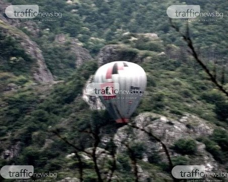 Балон с хора се заклещи в скали близо до Пловдив