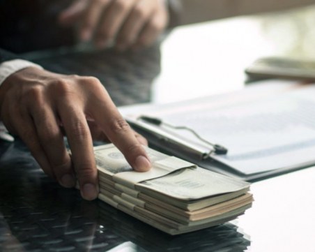 Хасковлия с изтекла книжка хвърли 100 лв. на полицаи, искал да 