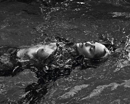 И на 61 години първичните инстинкти са с… шеметната Шарън