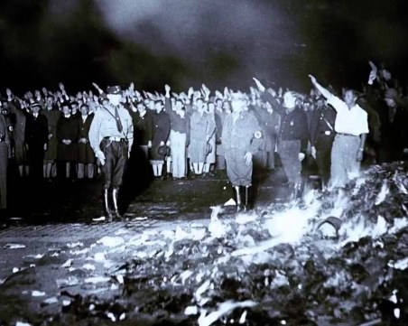 Изгарянето на книги, погледнато от 111-тия ред