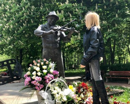 Лили Иванова поднесе цветя пред паметника на Тодор Колев в Шумен