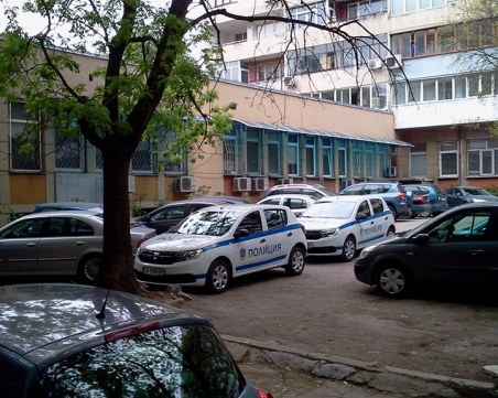 Патрулки редовно запушват коли на паркинг във Варна, гражданите беснеят