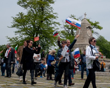 Почетният консул на Молдова поднесе цветя на паметника Альоша
