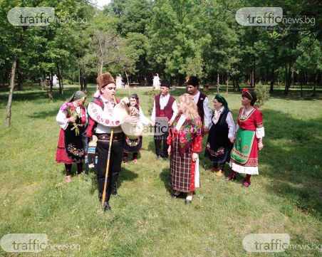 Три сцени на Народния събор в Лаута: Музика, танци и скари примамват пловдивчани