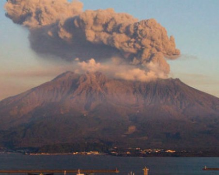 Вулканът Асо изригна отново, евакуират живеещите в района
