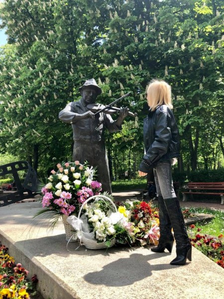 Лили Иванова поднесе цветя пред паметника на Тодор Колев в Шумен