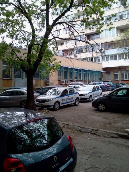 Патрулки редовно запушват коли на паркинг във Варна, гражданите беснеят