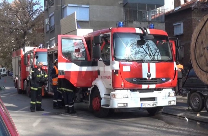 Пожар избухна в апартамент в Пловдив, две пожарни гасиха пламъците