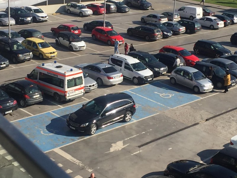 Шофьор паркира нагло, заемайки 3 инвалидни места пред The Mall