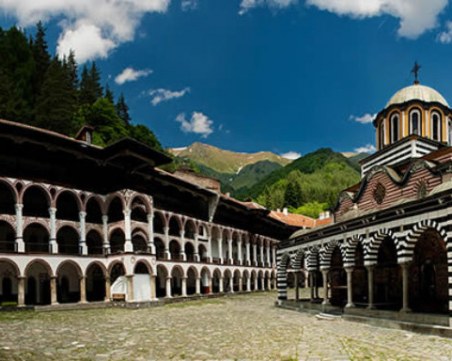 Камъните падат от небето! Пътят до Рилския манастир прекалено опасен