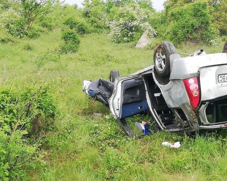 Майка с двете си деца се преобърна с колата си по таван край Шумен