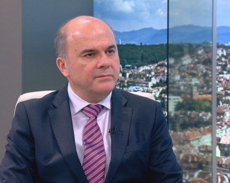 Министър Петков: Няма проект, който да отнема децата от родителите им