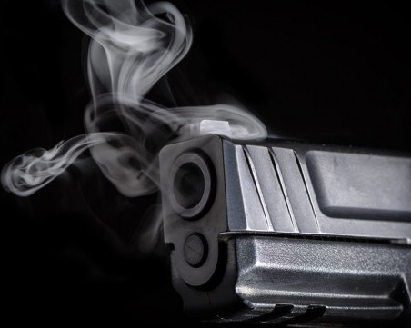 Неизбежната самоотбрана: Твоят пистолет vs. неговият нож. И?