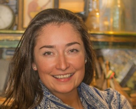 От юрист зад бюро до стюардеса в Дубай. Цветина иска да върне младите в България