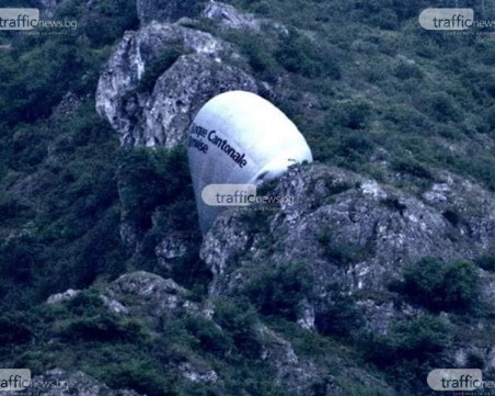 Силен вятър завихрил балона, заклещен в скали близо до Пловдив