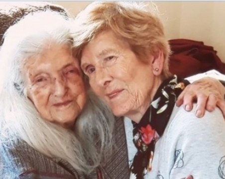 След 60 години търсене: Жена се запозна със 103-годишната си майка