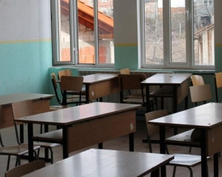 Ученик обра учителката си през междучасието – 200 лева от чантата й