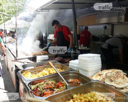 Народът в Лаута играе хора и хапва на корем