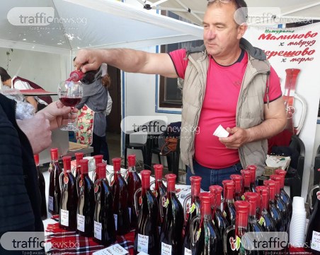 Пловдивчани пият виното на Александър Македонски в Стария град