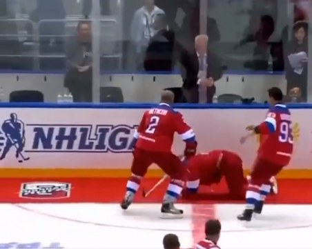 Путин се спъна в червено килимче и падна след хокеен мач