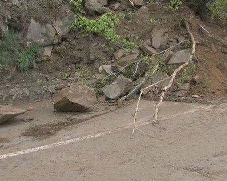 Спряха разчистването на свлачището на пътя за Рилския манастир