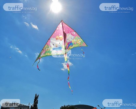 Стотици хвърчила полетяха край Братска могила в Пловдив