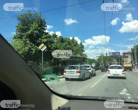 Задръстване на голям булевард в Пловдив заради сблъсък на две коли