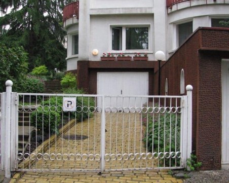 Жълти павета в частен имот!?