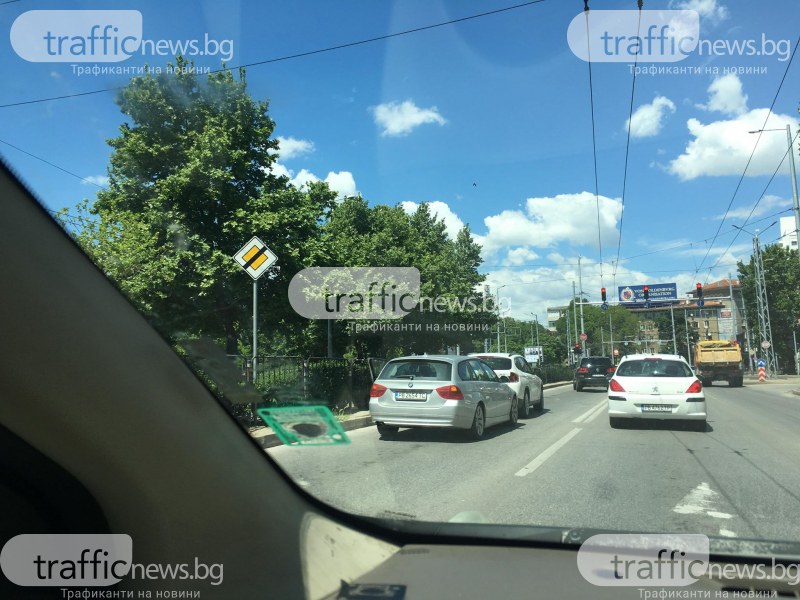 Задръстване на голям булевард в Пловдив заради сблъсък на две коли