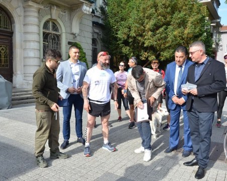 Десетки се включиха в бягането на ултрамаратонеца Краси Георгиев в Пловдив СНИМКИ