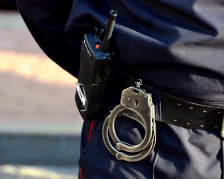 Крадец се издаде сам пред полицаи след като обра магазин в шуменско село