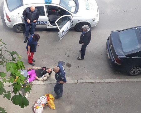 Лекари и полицаи не успяха да събудят заспал на улицата мъж в столичния 