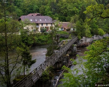 Телата на трима души открити в къща за гости