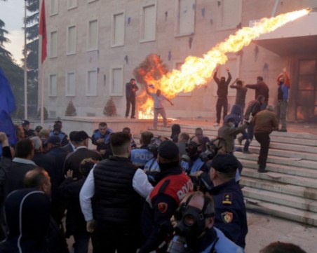 Тирана пламна от протести и безредици