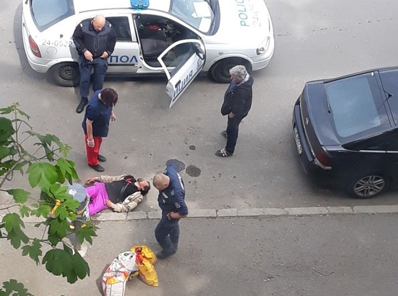 Лекари и полицаи не успяха да събудят заспал на улицата мъж в столичния 
