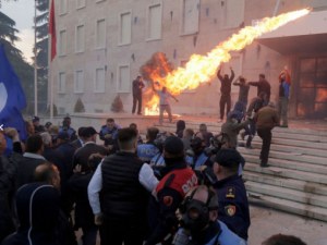 Тирана пламна от протести и безредици