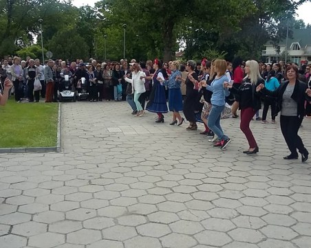 Хоро се изви покрай преобразения медицински център в Стамболийски