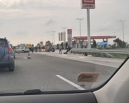 Катастрофа затрудни движението на 