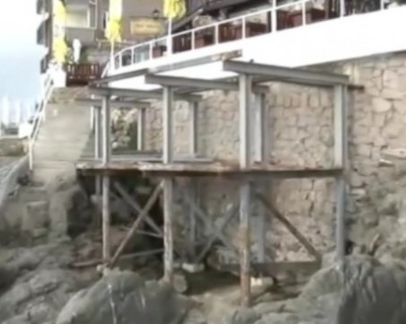 Незаконен строеж върху созополските скали. Уж без разрешително, но..