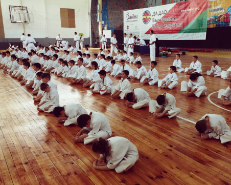 Пловдивска зала се пука по шевовете - 135 деца защитиха технически степени