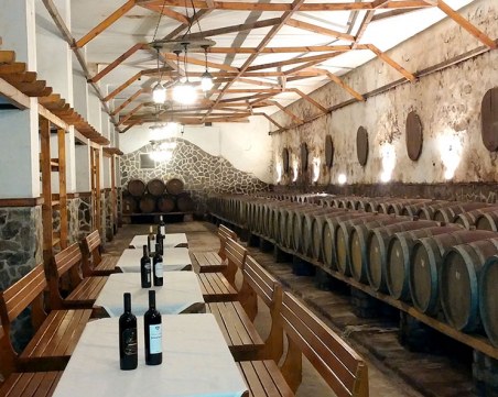 Заради 176 лева: Фирма с 9600 литра нелегален алкохол отърва 125 бона глоба