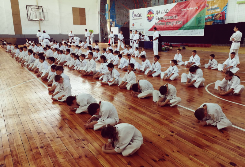 Пловдивска зала се пука по шевовете - 135 деца защитиха технически степени