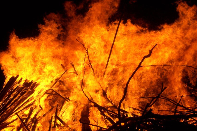 Пожар избухна при топене на патешка мас в Плевенско, пострадал е мъж
