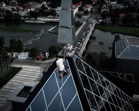 Тийнейджър от Пловдив трупа лайкове с опасни изпълнения – катери се по сгради, върти гуми из училищата