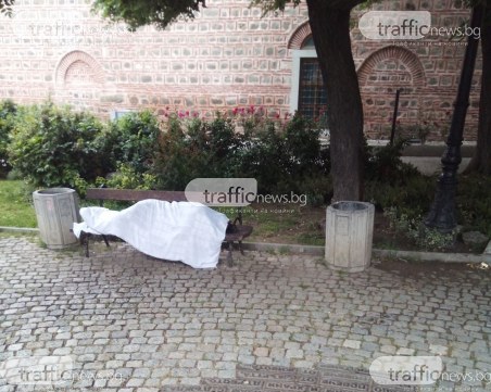 Човек, завит с бял плащ през глава, стресна хората в центъра на Пловдив