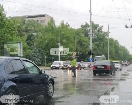 Хаос и задръстване на кръстовище в Пловдив заради неработещ светофар
