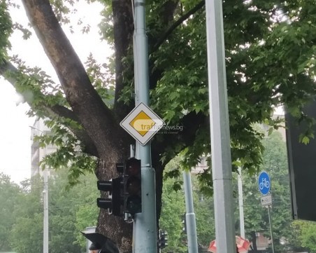 Три дни се борят с кабели на невралгично кръстовище в Пловдив, светофарът ту работи, ту не